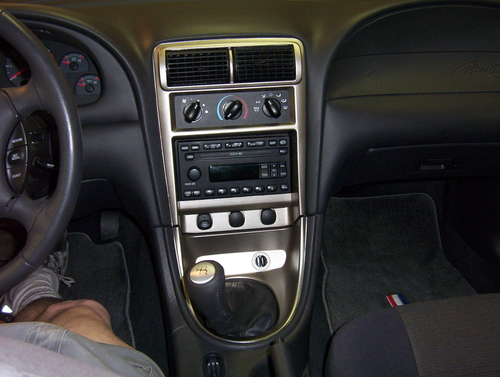 2003 ford mustang v6 interior